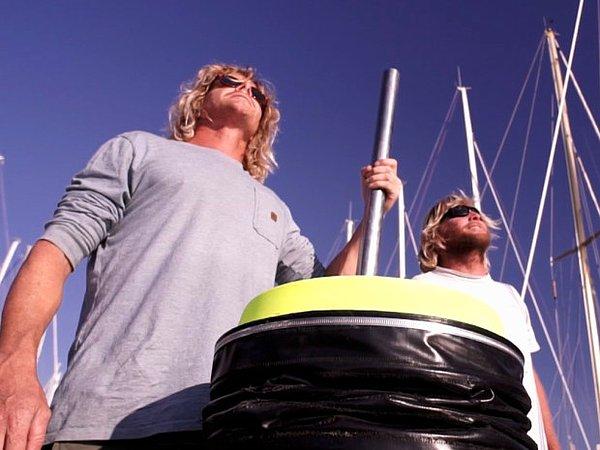 Avustralyalı Andrew Turton ve Pete Ceglinski ''Seabin'' adını verdikleri yüzen bir çöp bidonu yarattı.