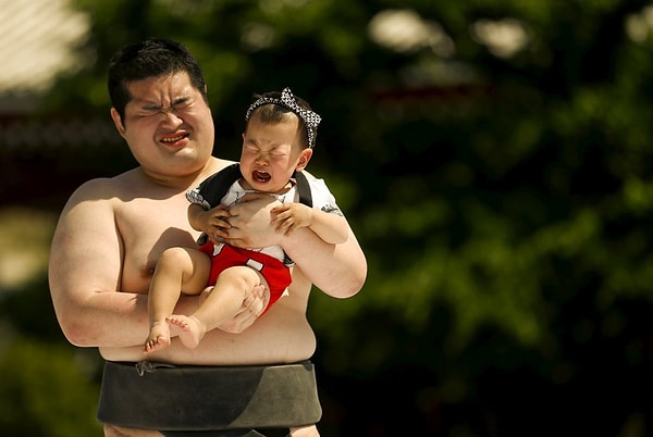 11. Соревнования по плачу детей в храме «Сэнсо-дзи» - сумоистs держат своих плачущих детей, тот ребенок, который плачет громче, считается победителем.