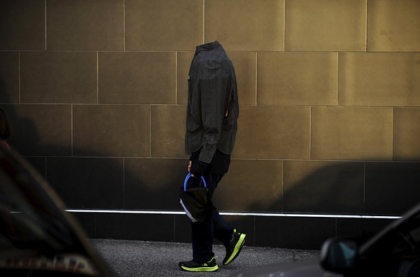 32. Парень «без головы» гуляет по улицам во время Хэллоуина. Ла-Фреснеда, Испания.