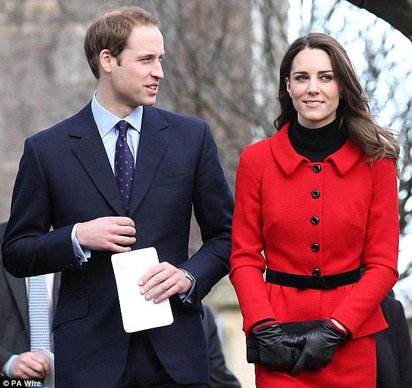 Noel kartında Kate Middleton, küçük kızı kucağında, oğlu ise yanında kameralara kocaman gülümsüyor.