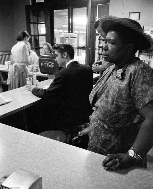 31. Irk ayrımı yapılan bir Amerikan restoranında pastırmalı yumurtasını bekleyen Elvis Presley ile sandviçini bekleyen ve oturmasına izin verilmeyen siyahi bir kadın. 1956.
