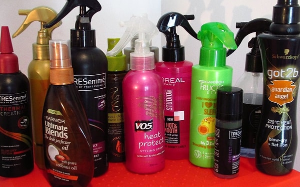 3. Волосы помогут выпрямить специальные спреи.