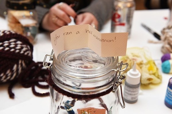 6. Заведите стеклянную банку для приятных воспоминаний и вещей, которыми вы гордитесь