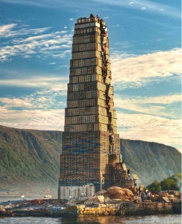 7. Dünyadaki en büyük şenlik ateşini yakmak için üst üste yığılan paletler. Norveç.
