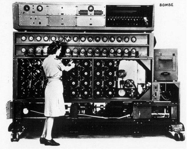 13. II. Dünya Savaşı sırasında Enigma'nın deşifrasyonuna katkıda bulunan Bombe makinesi.