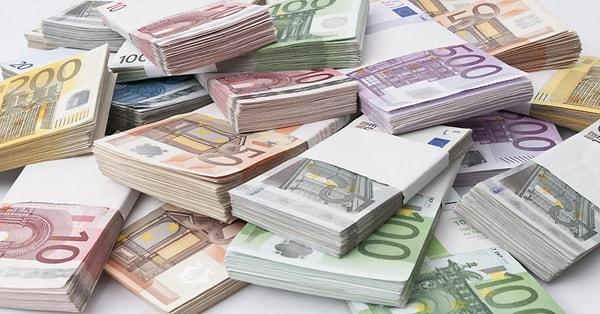 1999 - Avrupa para birimi Euro yürürlüğe girdi (Birleşik Krallık, Danimarka, İsveç ve Yunanistan hariç).