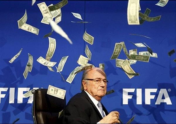 Britanyalı komedyen Lee Nelson, Zurih'teki bir toplantıda FIFA Başkanı Sepp Blatter'in üzerine bu banknotları fırlattı. Blatter, yolsuzlukla yargılanıyordu. (Arnd Wiegmann-Reuters)