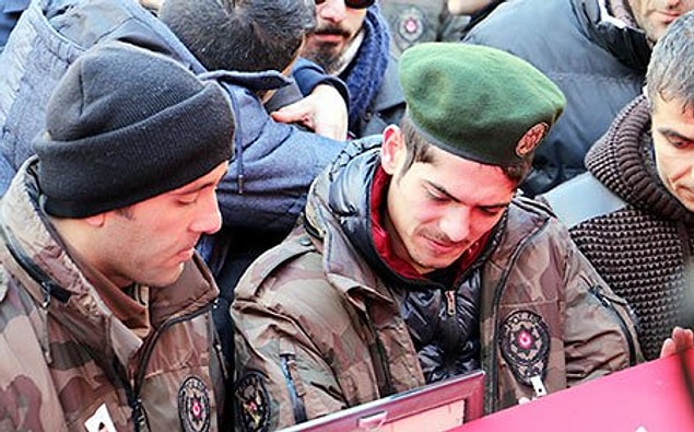 Babasının üniformasıyla bekledi