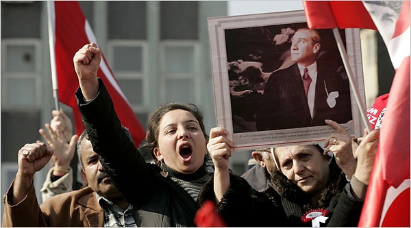 4. "İran'ın eğitimli kesimi Türkiye'yi hem laik hem de Müslüman bir ülke olması açısından (en azından yakın zamana kadar) bir sembol olarak görüyorlar ve eğer islam devrimi olmasaydı bugün bizim de aynı böyle bir ülke olacağımızdan bahsediyorlar."