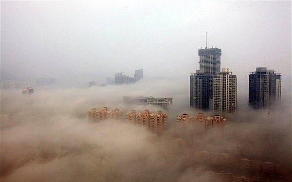 Çin'deki hava kirliliği âdeta distopik boyutlara ulaştı: Yılda 350 bin ila 500 bin kişi hayatını hava kirliliğine bağlı sebeplerden kaybediyor.