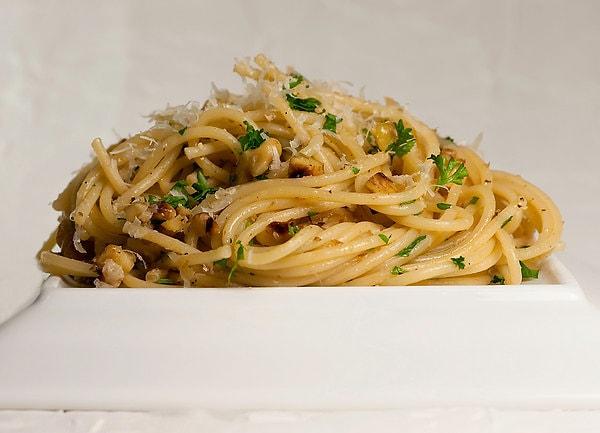 6. Cevizin faydaları saymakla bitmez bir de spagettiye konulunca tadından yenmiyor!