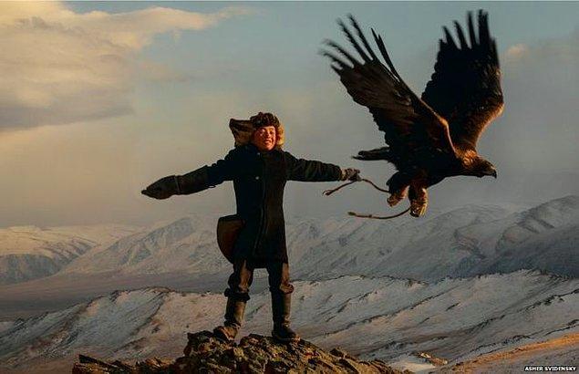 Batı Moğolistan'da Altay dağlarının eteklerinde hala göçebe olarak yaşayan Kazakların son temsilcisi oldukları kartalla avcılık unutulmaya yüz tutmak üzere.
