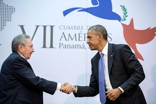 13. Panama City'de düzenlenen Amerika Devletleri Zirvesi sırasında  Başkan ve Küba Devler Başkanı Raul Castro el sıkışıyor. 11 Nisan 2015.