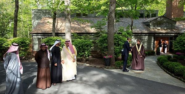 16. Başkan Obama, Camp David'de ABD ile Körfez İşbirliği Konseyi arasında düzenlenen zirve toplantısı sırasında Umman Sultanlığı başbakan yardımcısı Sayyid Fahd bin Mahmoud al Said'i karşılıyor. 14 Mayıs 2015.