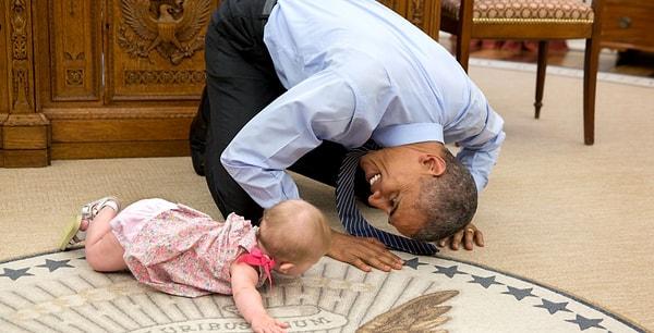 19. Beyaz Saray Ulusal Güvenlik Konseyi Danışman Yardımcısı Ben Rhodes,  Başkan Obama'nın ısrarı üzerine kızı Ella'yı Oval Ofis'e getirmiş. 4 Haziran 2015.