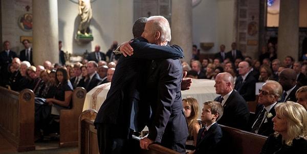 20. Başkan Obama, Beau Biden'ın (Joe Biden'ın oğlu) cenaze töreninde yaptığı anma konuşmasından sonra, Başkan Yardımcısı Joe Biden'a sarılırken. 6 Haziran 2015.