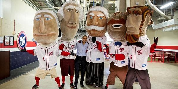 22. Amerikan başkanları kostümü giymiş beyzbol maskotlarıyla poz verirken. 11 Haziran 2015.
