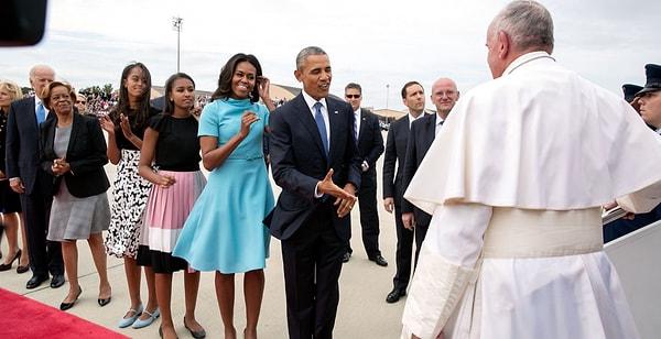 34. Obama ve Biden aileleri, ABD'ye ilk kez gelen Papa Francis'i karşılıyor. 22 Eylül 2015.