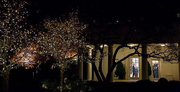 50. Başkan, San Bernardino saldırıları sonrasındaki ulusa seslenişi sırasında bahçeden böyle görüntülenmiş. 6 Aralık 2015.