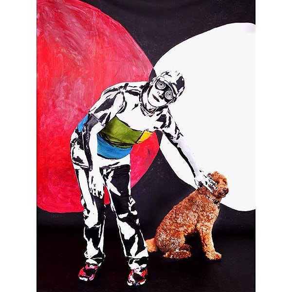 Оригинальная идея посетила художницу, когда она наблюдала за движущимися тенями предметов.