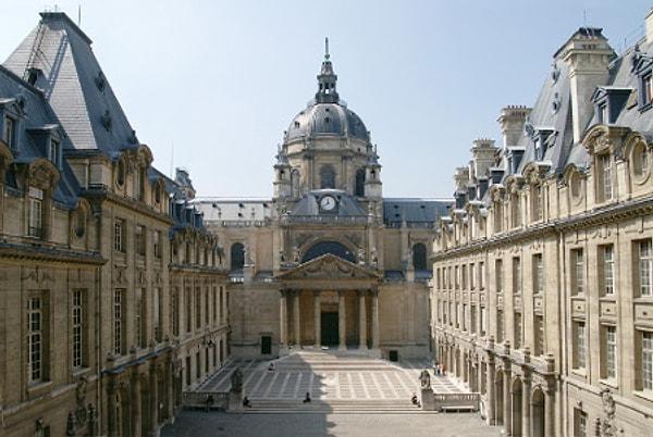 8. 1582 yılında Sorbonne Üniversitesi'nde bir kürsü elde etti, Londra'da yapıtlarının bir bölümünü bastırdı.