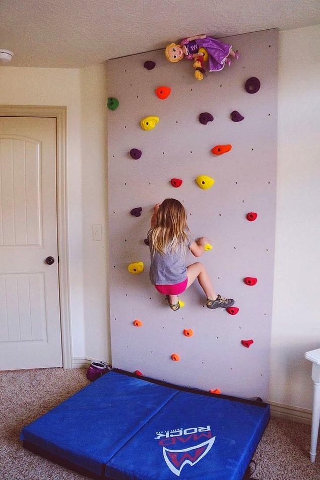 13. Çok basit, uygulanabilir ve çocuk gelişimine dair çok şey barındıran bir tırmanma duvarı.