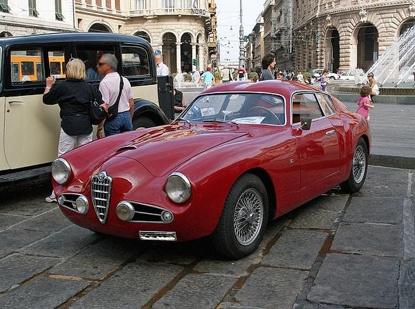 7. Kırmızı rengin Alfa Romeo kadar yakıştığı başka otomobil yoktur.
