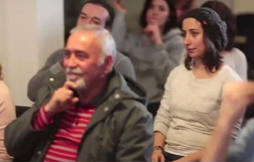 Duyma engelli komşuları Muharrem için gizlice işaret dili öğrenen mahalle sakinleri.