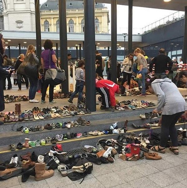 15. Macaristan'da, gelen mülteciler için Budapeşte Tren İstasyonu'na ayakkabı bırakan yardımseverler.