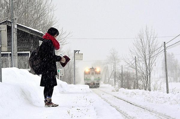 Japonya'nın kuzeyinde kalan adalardan biri olan Hokkaido'daki bir tren durağı son birkaç yıldır sadece tek bir kişi için çalışıyor.