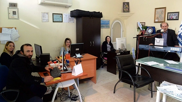 Patrondan Gazete Çalışanlarına Canlı Müzikli Motivasyon Patrondan Gazete Çalışanlarına Canlı Müzikli Motivasyon