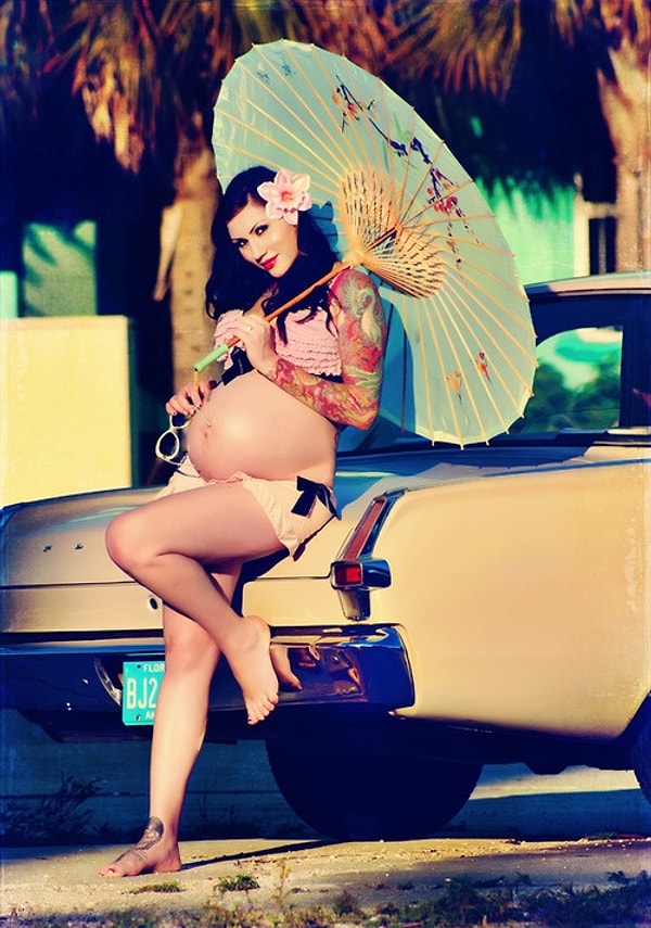 9. Зонтик и цветы – и неповторимый образ готов!