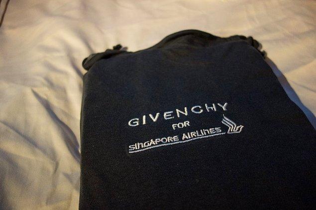 17. Pijamalar, yastık ve battaniyeyse Givenchy marka.