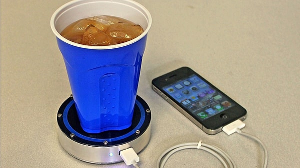 18. 2 в 1: устройство для зарядки телефона и подставка под напиток…