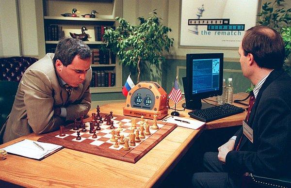 3. IBM tarafından geliştirilen satranç bilgisayarı Deep Blue (Derin Mavi) ilk maçta Dünya Satranç Şampiyonu Garri Kasparov'u yendi.
