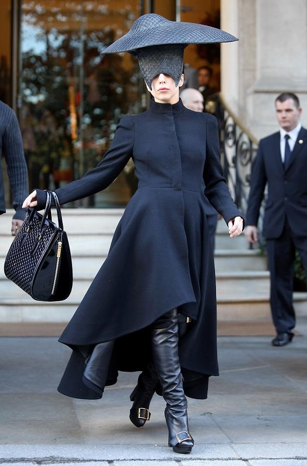 Леди Гага - траурное платье по поводу смерти ее собаки Элис