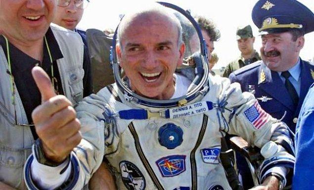 15. Kendi parasıyla uzaya çıkan ilk uzay turisti olan Amerikalı Dennis Tito, 2 Rus kozmonotla yolculuğu başladı.