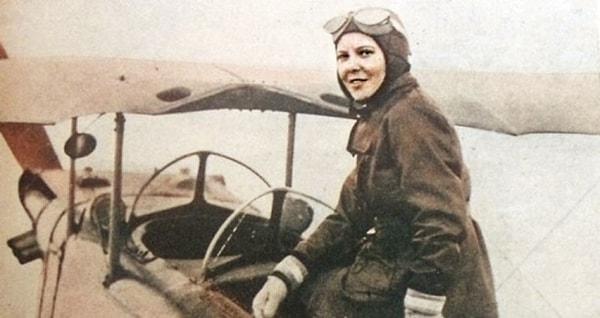 14. Sabiha Gökçen, ilk Türk kadın pilotu ve dünyanın ilk kadın savaş pilotu olarak eğitimini tamamladıktan sonra çıktığı bir Balkan turunun ardından uçağıyla ilk Bursa'ya gelmiştir.