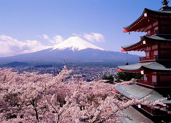 6. Savaş sırasında Amerika'nın planladığı gizli psikolojik savaş operasyonlarından birisi de, Japonların kutsal saydığı Fuji Dağı'nı kırmızıya boyayarak Japonların moraline damga vurmaktı.