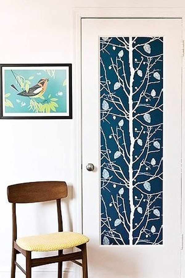 7. Задекорируйте цветными обоями дверь или какие-то элементы мебели.