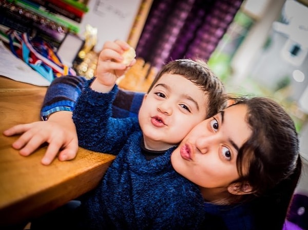 Кашмея родилась в Мумбаи и переехала в Лондон с родителями в 2008 году.