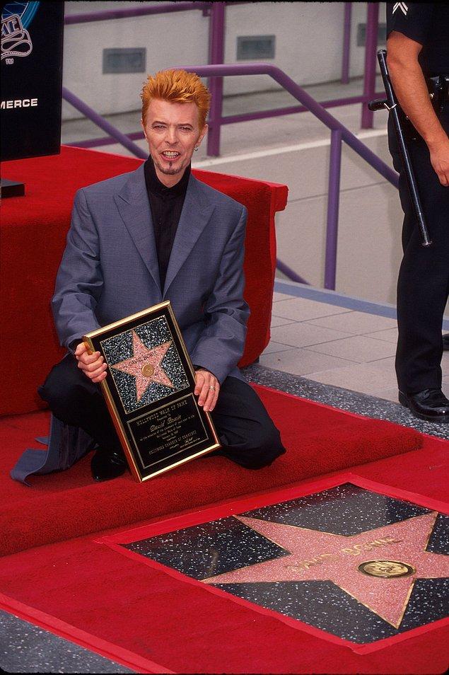 30. 1997 yılında, Hollywood Bulvarı'ndaki yıldızını edinirken...