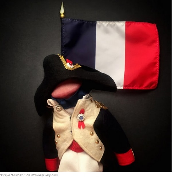 Чтобы найти подходящие костюмы для фотосессии, Сорая покупает куклы в игрушечном магазине и заимствуют у них одежду.