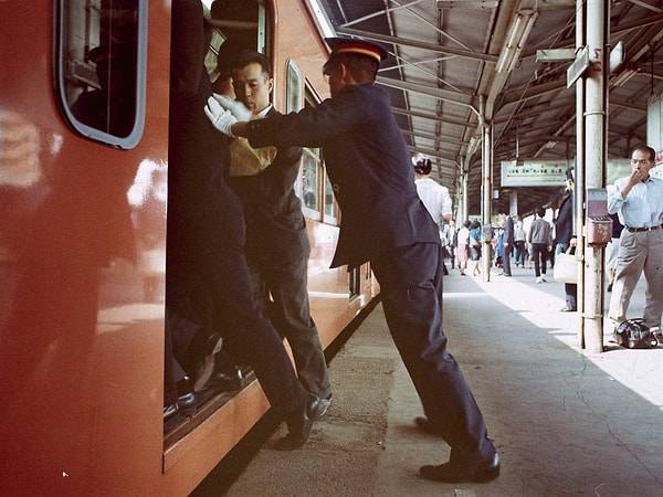 5. Ошия или заталкиватели людей в поезда в Японии