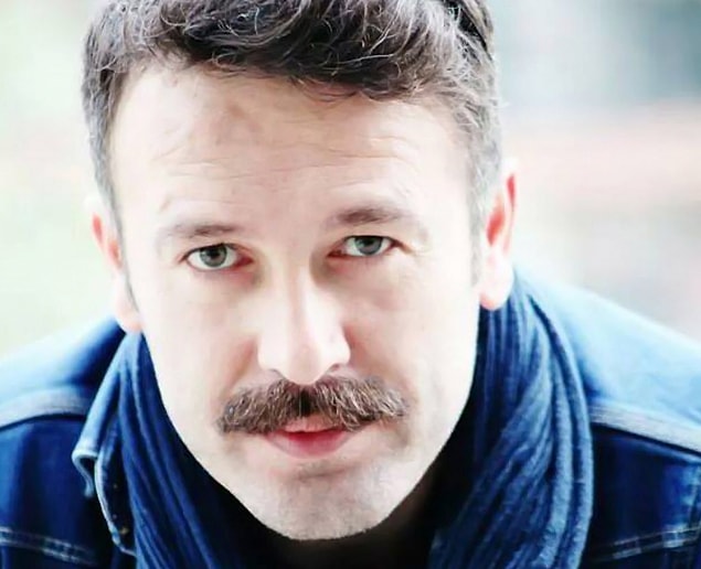 İstanbul Üniversitesi İletişim Fakültesi'nde Radyo Televizyon ve Sinema eğitimi aldı.