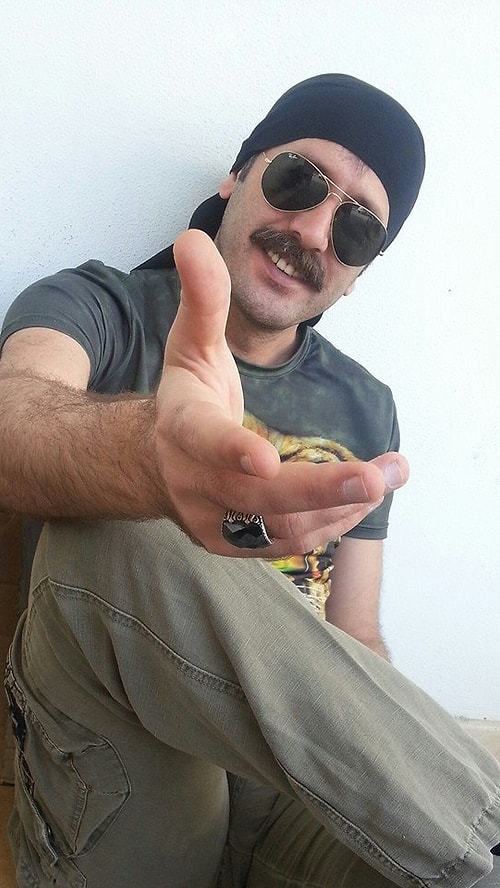 Arka Sokaklar, Geniş Aile, Akasya Durağı, Kurtlar Vadisi gibi ünlü yapımlarda yan rollerle kariyerine başladı.