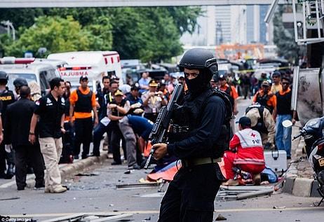 Endonezya'da Silahlı ve Bombalı Saldırılar