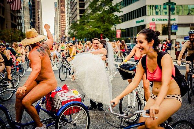 14. Fotoğraf çekiminde çıplak bisikletçilere denk gelen çiftin yaşadığı şaşkınlık.