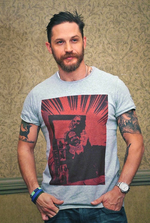 12. или обычная футболка, на него приятно посмотреть!