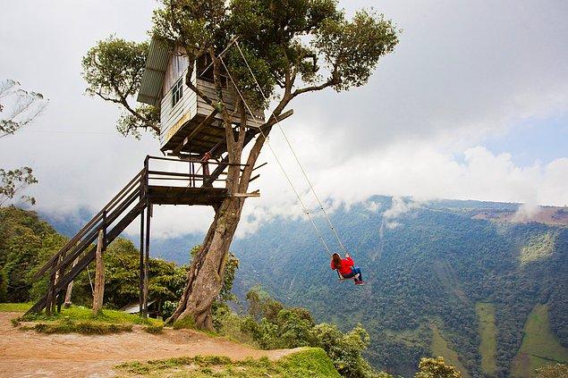 16. Ekvador'daki Tungurahua volkanının yanında bulunan "La Casa del Arbol" isimli ağaç ev, bir uçurumun kıyısına yapılmış ve "dünyanın kıyısındaki salıncak" olarak adlandırılan ürkütücü bir salıncağa ev sahipliği yapıyor.
